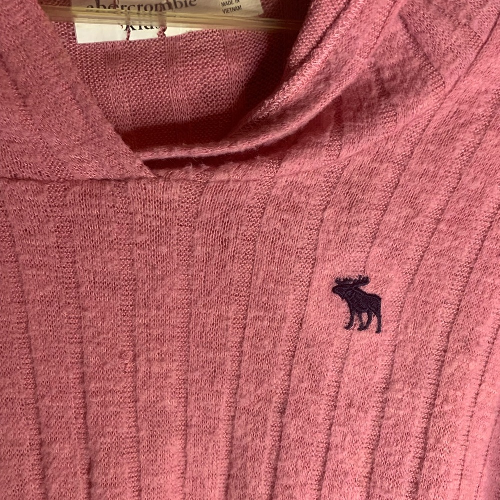 Abercrombie Kids girls lightweight sweater. Size 7/8. Small hole on the shoulder - Picture 2 of 6